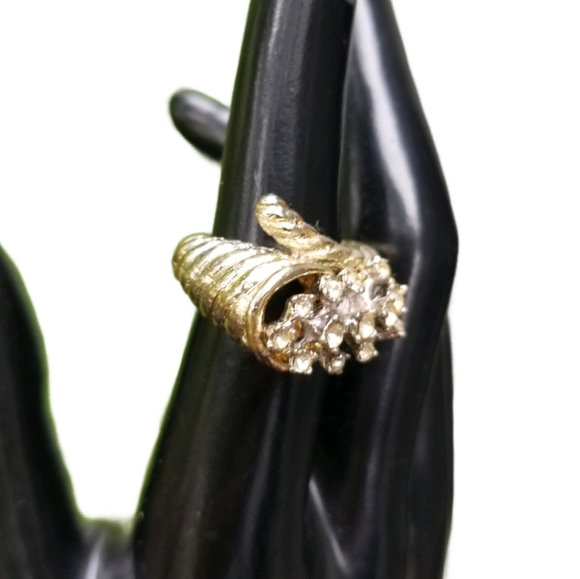 VINTAGE 1960s GOLDPLATED CORNUCOPIA CRYSTAL DESIGN RING - Picture 2 of 7